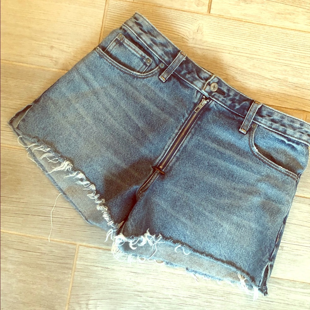 🌻Abercrombie & Fitch Distressed Denim Shorts